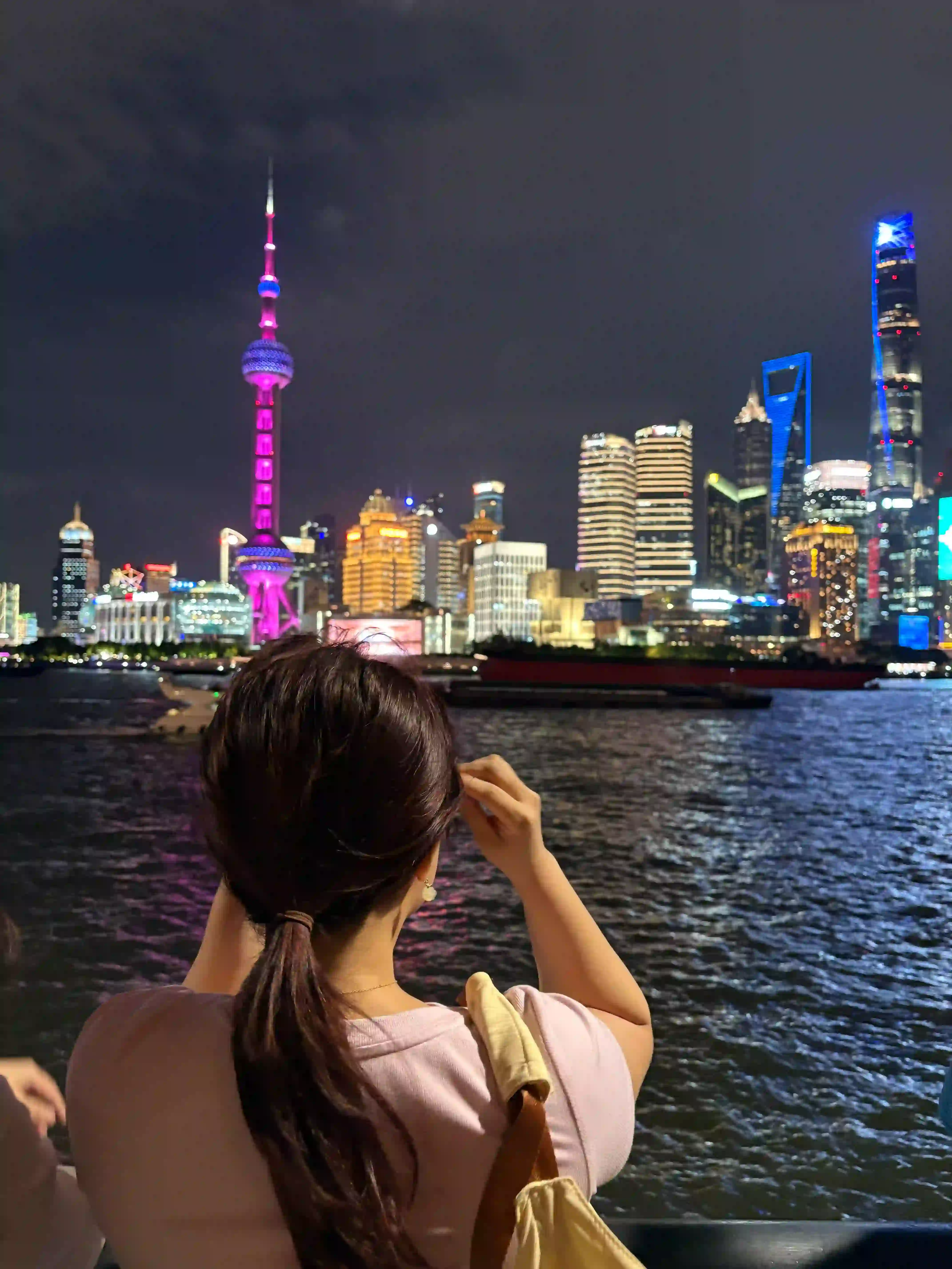 在外灘散步的小腸