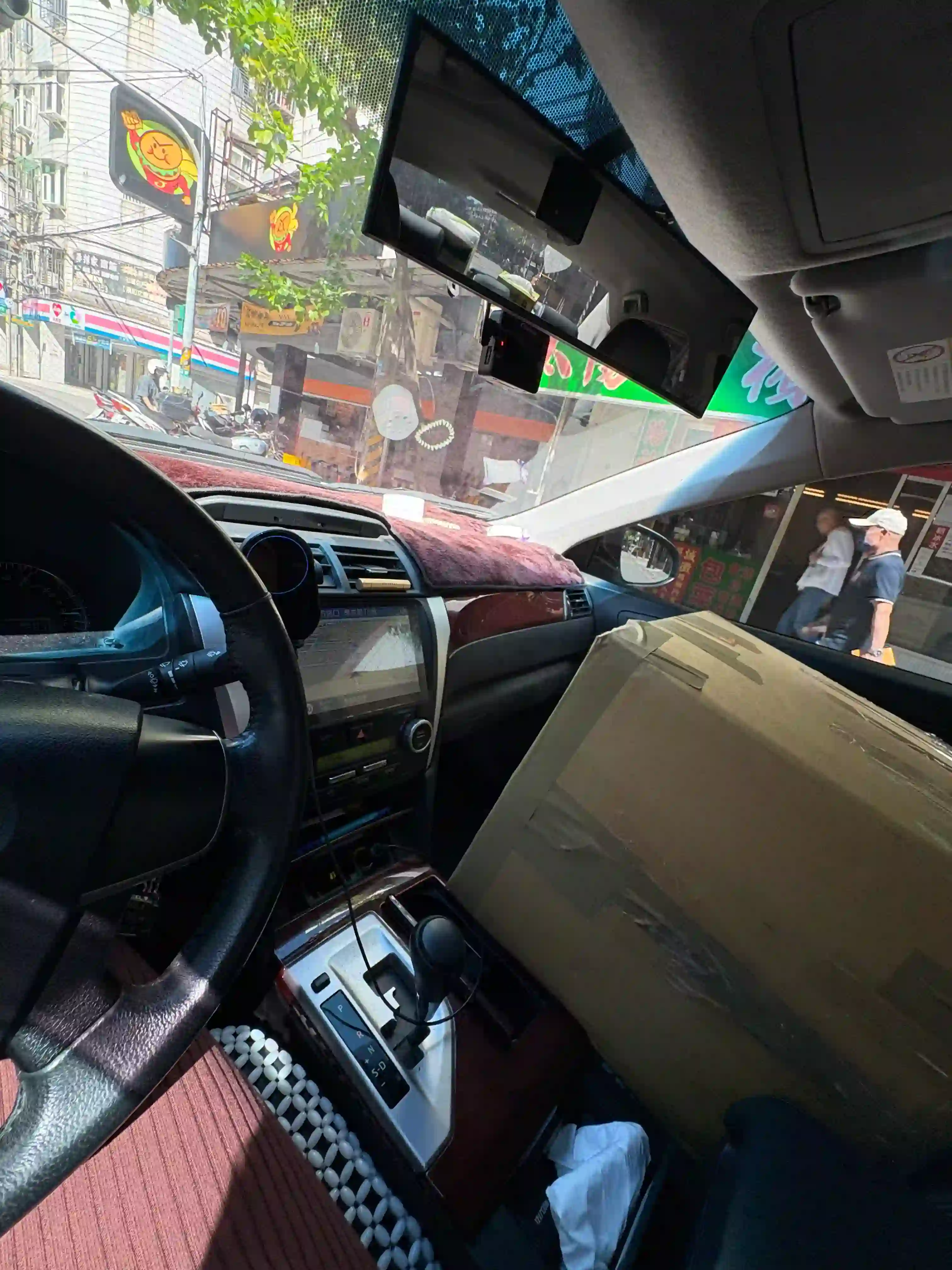 開車搬貨的照片