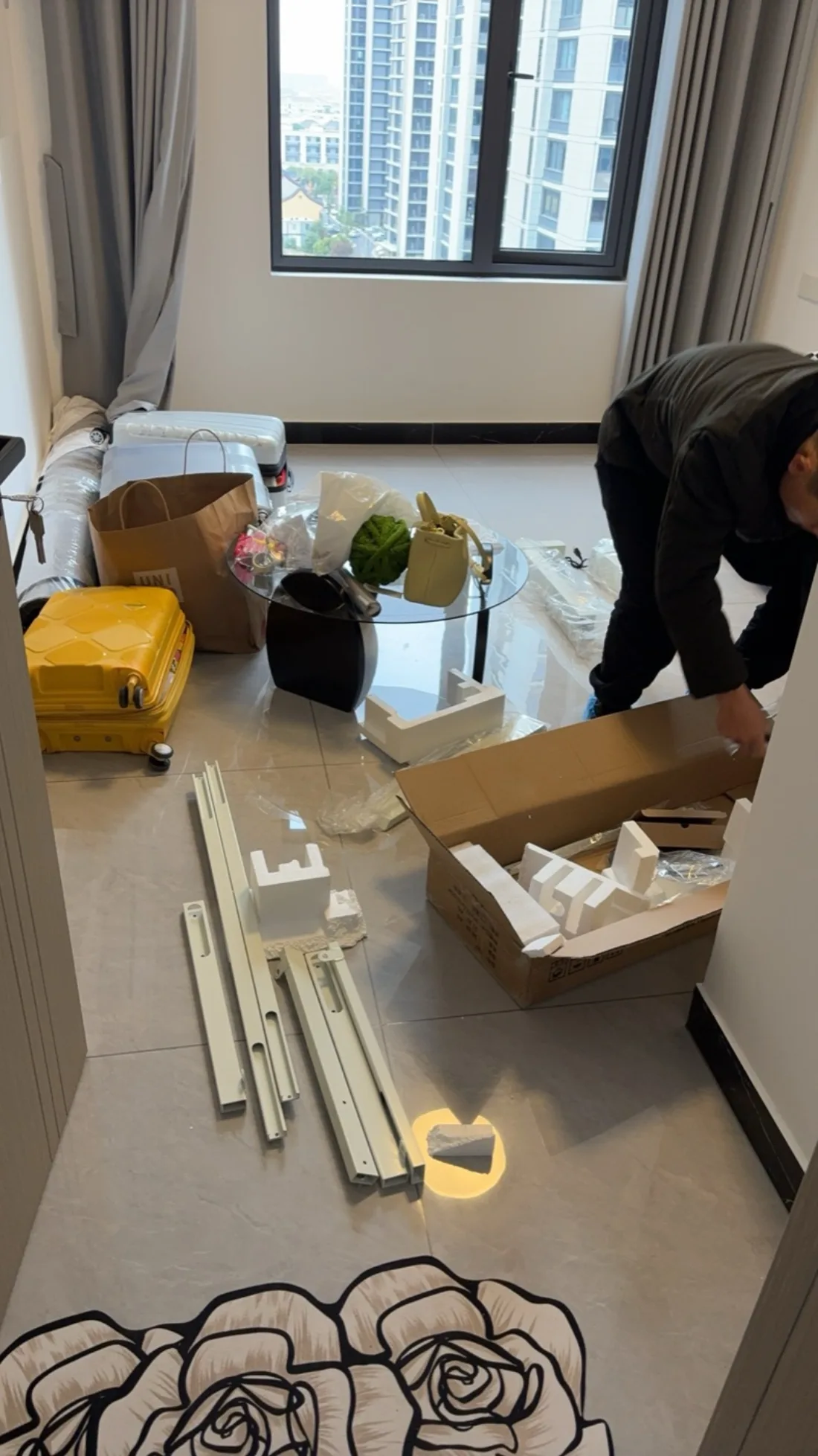 剛搬進杭州家裡組裝家具的場景