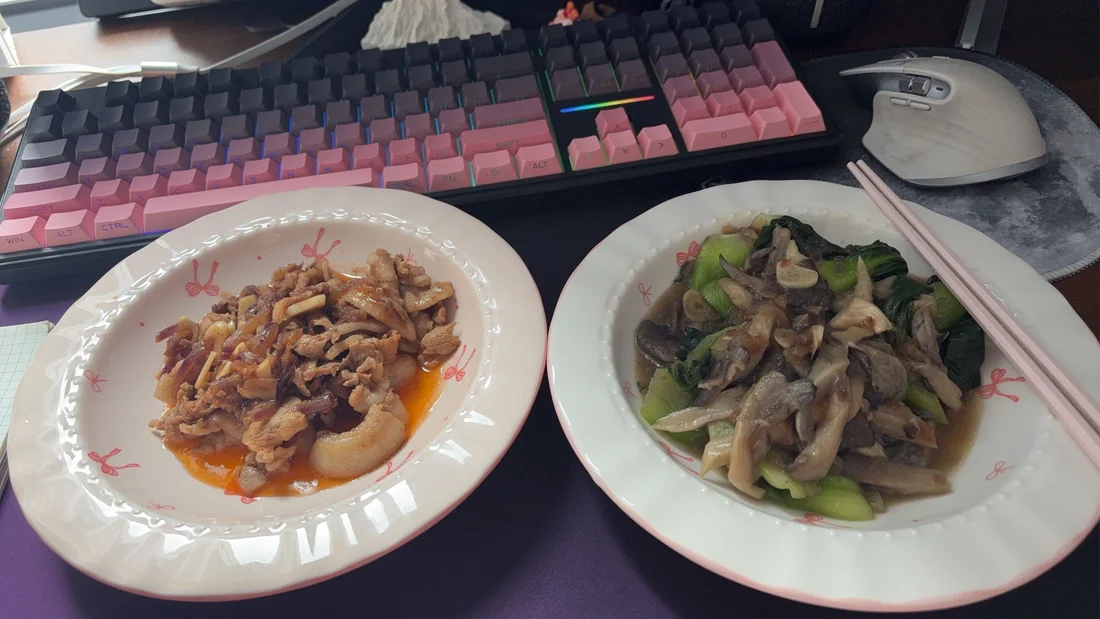 在杭州自己煮的健康餐 (雞肉+青菜炒蘑菇)