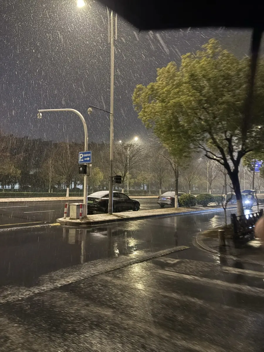 杭州雪夜路口街景